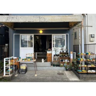 2025.11.28

こんにちは

@tocohaflowerさんの店先にお邪魔してます
ぜひお立ち寄りください

11月28日(金) 11:00〜16:00
　　29日(土) 12:00〜16:00
@kami.hako さんのカルトナージュ作品と
あずきるんの陶器の販売をしています
クリスマスツリーの陶器はお花や鉢植えの横に置きましたよ

tocoha flower
京都府乙訓郡大山崎町大山崎尻江５５−１４

#tocohaflower
#あずきるん
#大山崎