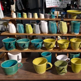 2025.12.6
@atelier_askiln
こんにちは

しまもと手づくりコミュニティ市
@shimamoto.tezukuriichi 
はじまってまーす😊
10:00〜15:00
場所 阪急水無瀬駅近くの りそな銀行前の広場です
@tou_fujimotoik さんの陶器あります！

いいお天気ですので
ぜひお越しください😊

#あずきるん　
#手作り陶器
＃28しまもと手づくりコミュニティ市