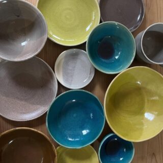 2025.12.5

こんにちは
ギリギリのお知らせですが

12月6日(土) 10:00〜15:00
しまもと手づくりコミュニティ市
@shimamoto.tezukuriichi に出店します！

@tou_fujimotoik さんの陶器もお持ちします

場所は
阪急水無瀬駅
りそな銀行前の広場

ツリー🎄もお持ちします

ぜひお越しください

#あずきるん
#28しまもと手づくりコミュニティ市
#手作り陶器のお店
#手作り陶器