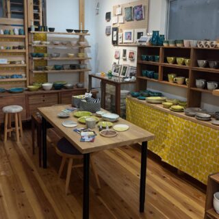 2025.12.20
@atelier_askiln
こんにちは

本日営業しています！

12月20日(土)・21日(日)
13:00〜16:00

@tou_fujimotoik さんの作品も取り扱っております！
ぜひお越しください

1月の営業日
10日(土)・11日(日)
17日(土)・24日(土)
31日(土)
13:00〜16:00

#あずきるん
#手作り陶器
#手作り陶器のお店 
#島本町山崎５丁目