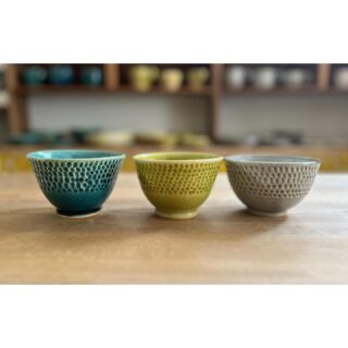 2025.12.31
@atelier_askiln
こんにちは

あっという間に大晦日ですね
1年早過ぎる〜

新しい出会いや新しい場所
楽しい1年でした

あずきるんの陶器をご愛用いただいてるとのお声をいただくことが増えてきました
ご愛用いただきありがとうございます😊
とっても嬉しいです🥰

お会いしました皆様、Instagramを見ていただいている皆様
どうもありがとうございました😊
来年も皆様が楽しくなれることに少しでも関われたらと思っていますので
どうぞよろしくお願いいたします🤗
皆様よいお年をお迎えください✨

画像①小ぶりなお茶碗
深目なので思ったよりはご飯入ります

画像②  @gadget_kei さん撮影のあずきるんの店内
11月23日に @gadget_kei さんの写真を投稿しましたらあと少しで6000の閲覧数になっています
過去1の数でびっくりしております‼️
良かったら見てみてくださいね☺️

1月の営業日
10日(土)・11日(日)
17日(土)・24日(土)
31日(土)
13:00〜16:00

@tou_fujimotoik さん、 @gadget_kei さんの作品も取り扱っております！
ぜひお越しください

#あずきるん
#手作り陶器
#手作り陶器のお店 
#島本町山崎５丁目