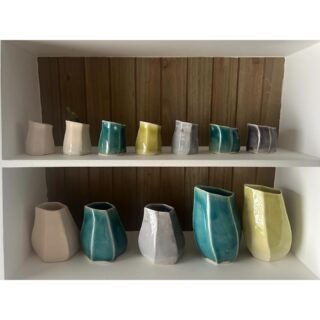 2026.4.11

こんにちは

明日4月12日(日)は
島本ぐるっとマーケットに参加します！
場所Space 3355 （ @space_3355 ）
10:00〜15:00
青葉1丁目
島本町駅近く西国街道を上牧方面に徒歩1分ほど
サロン・ド・ボーテヤスイ（美容院）の右隣です

@kehare.bakeさんのパンを販売もあります🥖

@1904tokiiro （多肉植物.陶器）
@space_3355（着物リメイク品）
@sukikara_makiko（狯葉書）
@kehare.bake（パン）
ぜひお越しください☺️

※ @tou_fujimotoik さんの作品はあずきるんの店舗にございます。
店舗営業日お越しください

イベント出店
5月4日(月祝) 
※雨天の場合は5月10日(日)
海辺のしっぽマルシェ
場所　サンシャインワーフ神戸

4月の営業日
19日(日)
25日(土)・26日(日)
13:00〜16:00

イベント出店などで店舗の営業日が少ないですが
どうぞよろしくお願いします！

@tou_fujimotoik さんの陶器作品と @gadget_kei さんの写真も展示販売しています！
ぜひお越しください☺️

#あすきるん
#島本町山崎５丁目 
#手作り陶器のお店
#手作り陶器を作ってます
#しまもとぐるっとマーケット