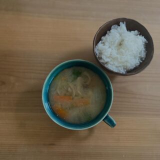 2026.5.24

こんにちは

本日16：00まで営業しています

あずきるんの陶器の紹介
あずきるんの陶器は普段の食卓で使ってもらえたらなぁと思い作っています

普段わたしは朝食や昼食の時にスープカップにお味噌汁などをよく入れて使っています
青いうつわにお味噌汁が映えます

今なら3色揃っていますのでお好みの色を選んでいただけますよ

良かったら見に来てくださいね

みづまろ券　赤青ともに使えます！

#みづまろ券使えます 
#あずきるん
#手作り陶器
#島本町山崎5丁目
