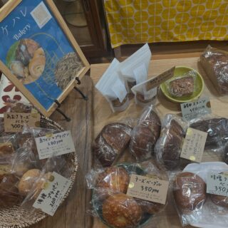 2026.7.25

こんばんは

昨日の彩りたそがれマルシェ無事に終わりました！
暑い中たくさんの方に来ていただきありがとうございました😊
5月から全3回のマルシェは昨日で最終回
楽しいマルシェでした！

@kehare.bake さんのパンと @le_lien_cake さんのお菓子はいつもたくさんでどれにするか迷ってしまいます✨
耳ツボジュエリーをされた方々の耳が素敵になってました！
お名前添削会ではえーそうだったのーという書き方のコツが知れてとても勉強になりました！

@kehare.bake さん
@le_lien_cake さん
一緒にマルシェができて楽しかったです
ありがとうございました😊

本日のゲスト 
@bright_cordie さん
@penji_kurumi さん
参加いただきありがとうございました😊

明日の7月25日(土)・26日(日)は営業します！
13:00〜16:00
8月の営業はお休みとなります

あずきるんが参加する次のイベントは
大山崎おもてなしアンヌアーレ

暑い日が続きますがみなさまご自愛ください

#あずきるん
#島本町山崎5丁目
#手作り陶器のお店